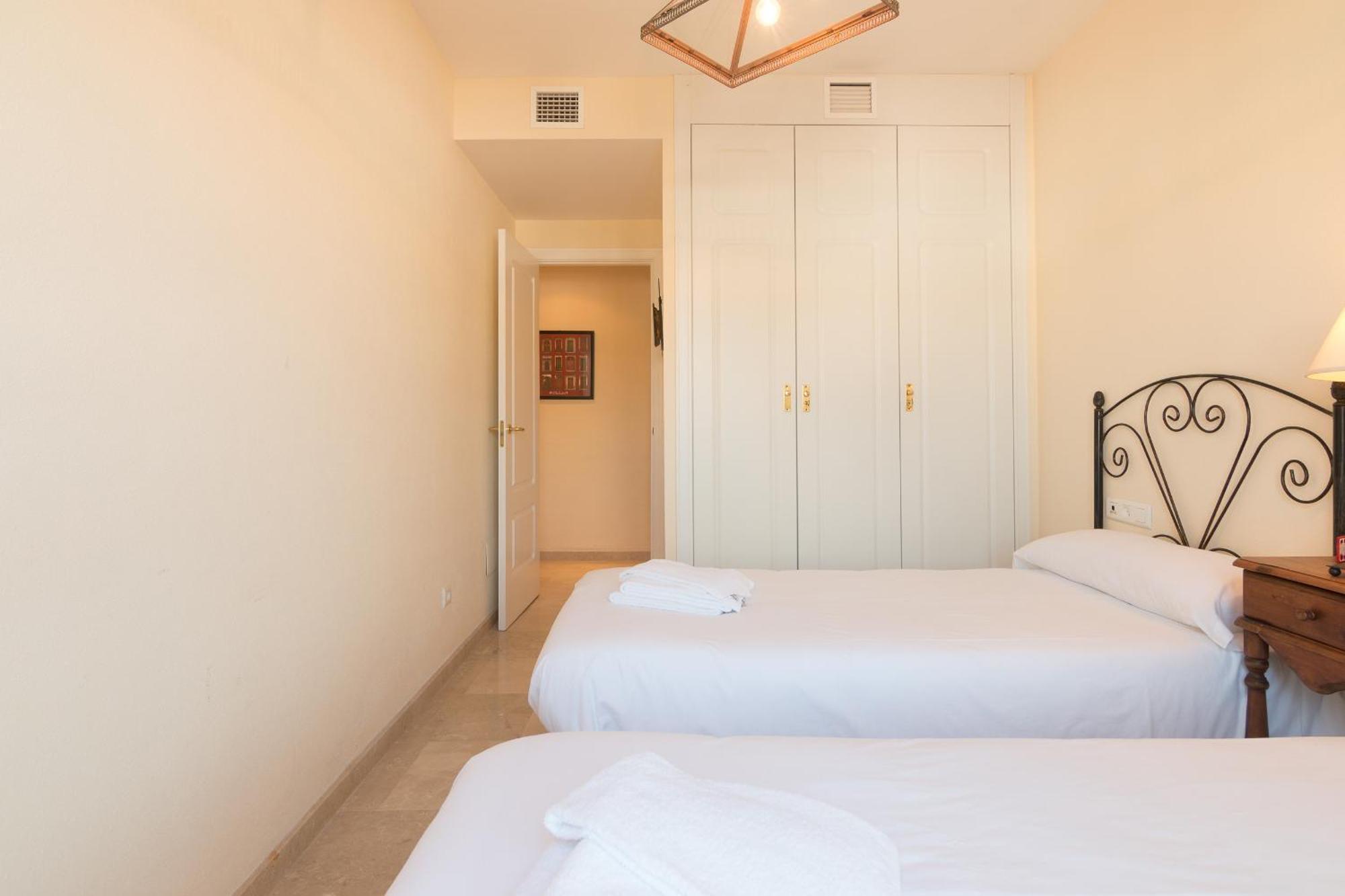 2233-Lovely 2 Bedrooms On The Beach, Pool And Port Манилва Экстерьер фото