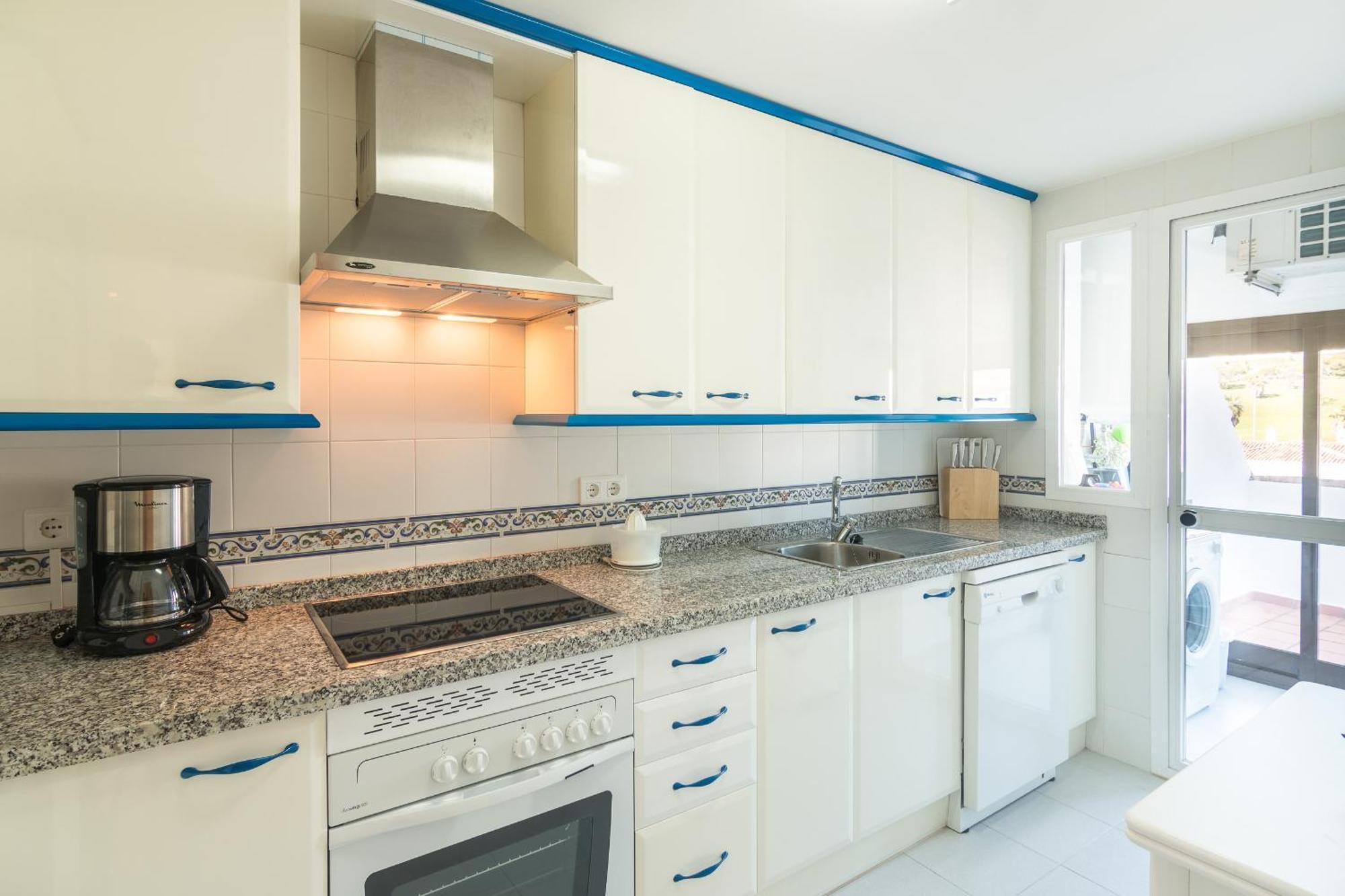 2233-Lovely 2 Bedrooms On The Beach, Pool And Port Манилва Экстерьер фото